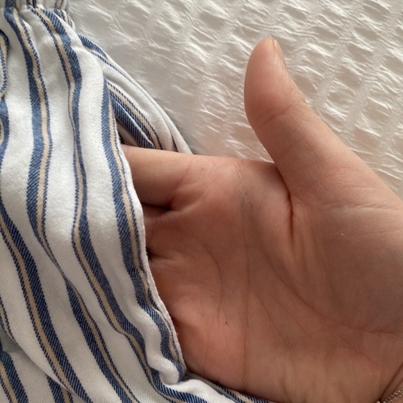 Hollister white and blue stripe paper bag shorts (lined w/ pockets) size Medium - Picture 12 of 13